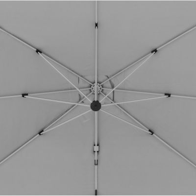 Blick auf die Unterseite eines geöffneten hellgrauen Ampelschirms mit sichtbaren Streben und Mittelgelenk aus Metall.