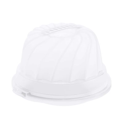 Runde transparente Tortenhaube mit geriffelter Oberfläche auf weißem Hintergrund