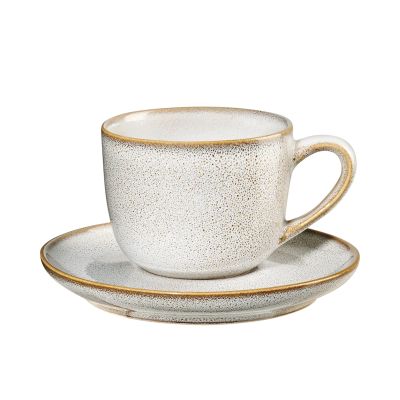 Espressotasse mit Unterteller der Serie Saisons, Farbe Nude, freigestellt auf hellem Hintergrund.