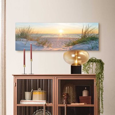 Das Wandbild „Golden Hour“ in Beige, 30 × 90 cm, hängt in einem eingerichteten Wohnraum und zeigt die Größenwirkung an der Wand.