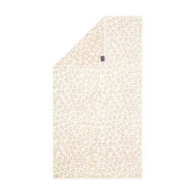 Duschtuch in der Farbe Natur mit beigefarbenem Leopardenmuster auf hellem Grund und umgeschlagener Ecke; Vorderseite, Rückseite und kleines Textiletikett sind sichtbar.