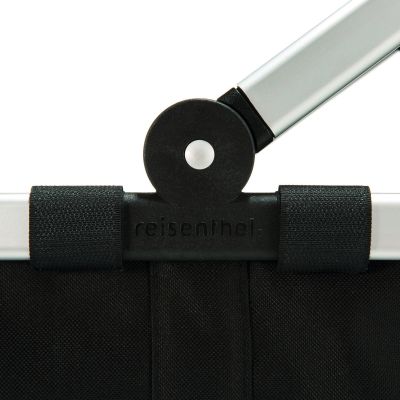 Detailaufnahme des Gelenks und Aluminiumgriffs eines Reisenthel Einkaufskorbs
