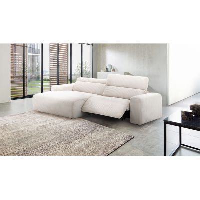 Eckgarnitur Zoom 01 cream in einem hell eingerichteten Wohnzimmer, Longchair links, 2-Sitzer mit Relaxfunktion rechts, inklusive Kopfteilverstellung.