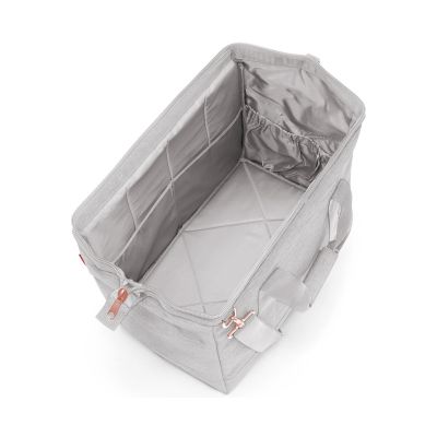 Reisetasche von Reisenthel, Modell Allrounder L, in sehr hellem Grau mit rosafarbenen Details, von oben geöffnet mit mehreren Innenfächern.