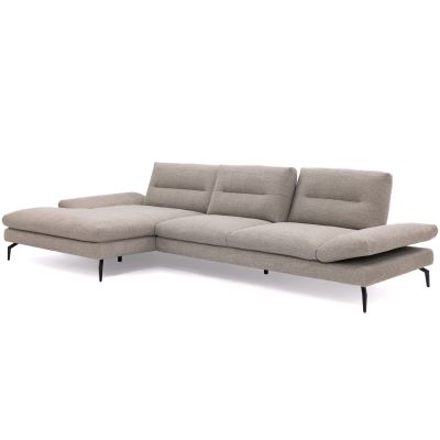 Beiges Ecksofa mit Ottomane links, breiten Armteilen und schwarzen Metallfüßen in schräger Vorderansicht.