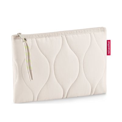 Reißverschlusstasche von Reisenthel, Modell Case 1, in hellem Steinbeige mit Steppstruktur, schräg von vorn mit Reißverschluss