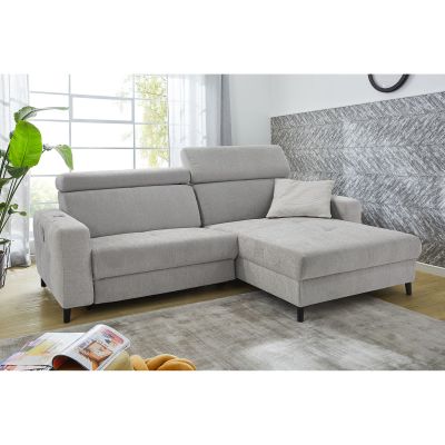 Hellgraues Ecksofa mit angehobener Kopfstütze in modernem Wohnzimmer mit großem Fenster