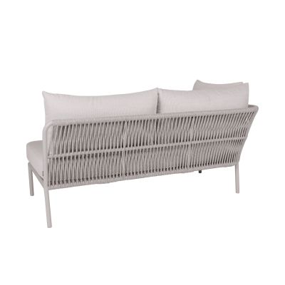 Rückseite eines hellgrauen Sofas mit dichter, vertikaler Seilbespannung und Metallrahmen, vor weißem Hintergrund fotografiert.