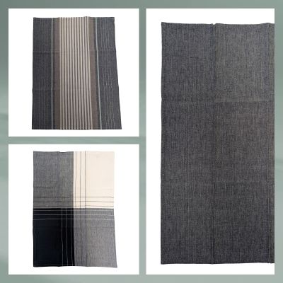 Detailcollage mit feinen Längsstreifen breitem Farbblock und einfarbiger dunkelblauer Stoffoberfläche