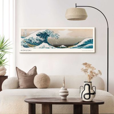Das Wandbild „The Great Wave“ in Blau, 52 × 156 cm, hängt in einem eingerichteten Wohnraum und zeigt die Größenwirkung an der Wand.