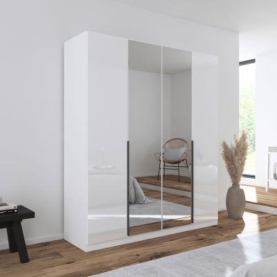 Weißer Hochglanz Drehtürenschrank mit vier Türen und zwei Spiegeltüren, platziert in einem hellen modernen Schlafzimmer