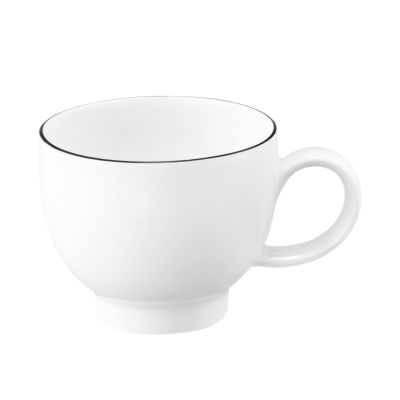 Tasse in Weiß mit schwarzer Randlinie. kompakte Form auf kleinem Fuß mit Henkel. Ansicht: Seitenansicht.