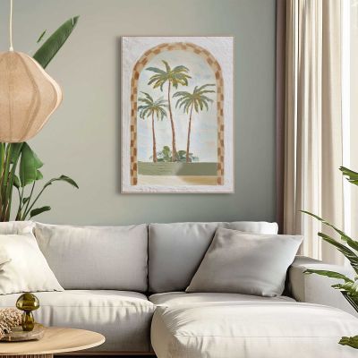 Das Wandbild „Palm Trio View“ in Grün, 50 × 70 cm, hängt in einem eingerichteten Wohnraum und zeigt die Größenwirkung an der Wand.