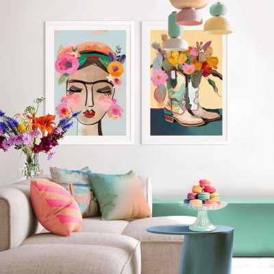Das Wandbild „Flower Boots“, 50 × 70 cm, ist zusammen mit weiteren Motiven als Bilderwand in einem eingerichteten Raum zu sehen.
