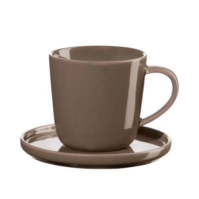 Espressotasse mit Unterteller der Serie Coppa, Farbe Braun, freigestellt auf hellem Hintergrund.