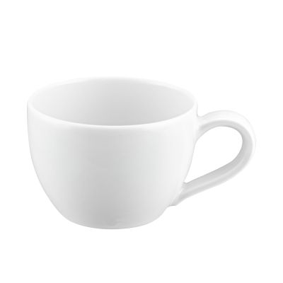Tasse in Weiß; schräge Ansicht von vorn. Sichtbare Gestaltung: niedrige runde Form mit geschwungenem Henkel.