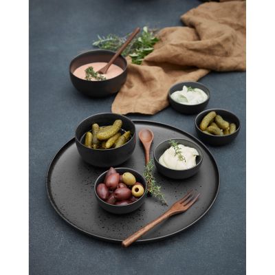 Schale der Serie Coppa, Farbe Schwarz matt in einer gedeckten Tischszene mit weiterem Geschirr.