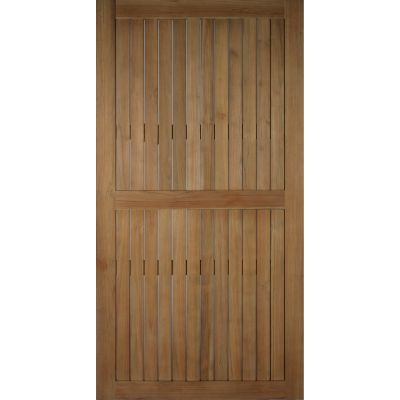 Eine Ecke eines hellbraunen Holztisches mit sichtbarer Maserung auf einem silberfarbenen Metallgestell. Im Hintergrund ist ein grauer Stuhl mit Holzarmlehne zu erkennen.