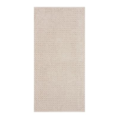 Handtuch in der Farbe Travertin, flach auf weißem Hintergrund gezeigt; die fein geometrisch strukturierte Oberfläche ist über die gesamte Fläche sichtbar.