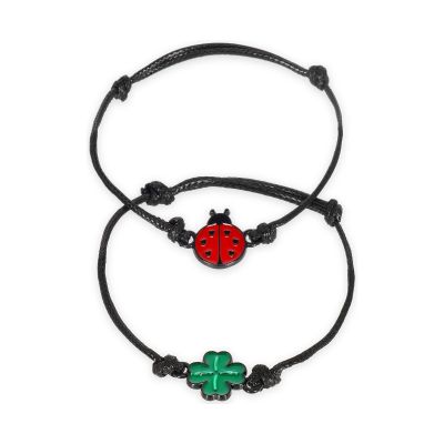 Zwei Armbänder mit Marienkäfer- und Kleeblattanhänger, mit zwei Armbändern locker überlappend gezeigt.