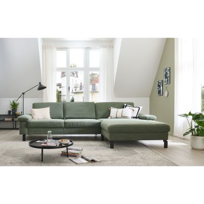 Ecksofa mit rechter Ottomane in einem hellen Wohnraum mit Teppich und Couchtisch