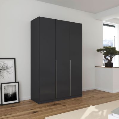 Großer grau-metallicer Kleiderschrank mit drei Türen in einem hell eingerichteten Schlafzimmer mit Holzfußboden