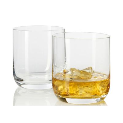 Zwei Tumbler Gläser aus klarem Glas eines gefüllt mit Whisky und Eiswürfeln auf reflektierender Oberfläche