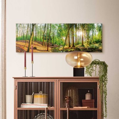 Das Wandbild „Spring Woods“ in Grün, 30 × 90 cm, hängt in einem eingerichteten Wohnraum und zeigt die Größenwirkung an der Wand.
