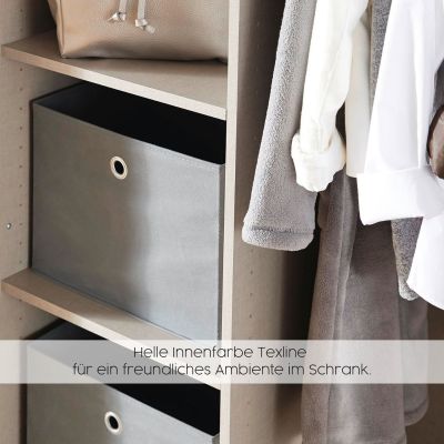 Innenraum eines Kleiderschranks mit heller Textiloptik und Stauraum für Kleidung und Boxen