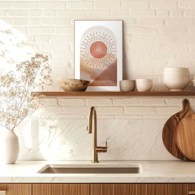 Das Wandbild „Abstract Sun“ in Beige, 20 × 30 cm, hängt in einem eingerichteten Wohnraum und zeigt die Größenwirkung an der Wand.