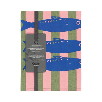 Detailansicht des rosa-oliv gestreiften Geschirrtuchs mit blauen Fischmotiven und schwarzem Produktetikett.