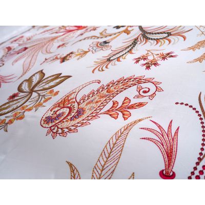 Bettwäsche Ceyda in White, 135 x 200 cm: Nahaufnahme des Stoffes mit filigranen roten, orangefarbenen und goldfarbenen Pflanzenmotiven auf weißem Grund.