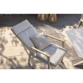 Gartenstuhl mit Polster auf einer Terrasse neben einem Gartentisch