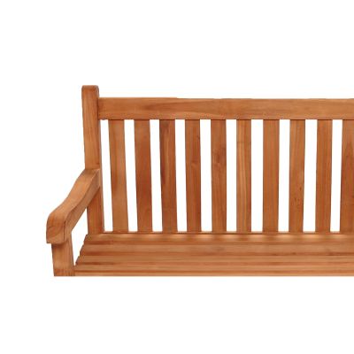 Rückansicht der Holzbank mit senkrechten Holzleisten und Armlehnen