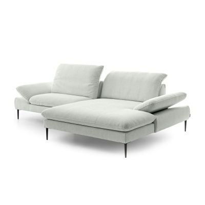 Freigestellte Polstergarnitur in Light Grey mit Ottomane, mehreren Rückenkissen und unterschiedlich ausgerichteten Rückenlehnen