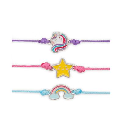 Drei Armbänder mit Einhorn-, Stern- und Regenbogenanhänger, mit drei Armbändern und gut sichtbaren Anhängern waagerecht angeordnet.