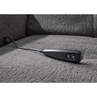 Schwarze Kabel-Fernbedienung zur Steuerung der elektrischen Relaxfunktion einer grauen Wohnlandschaft
