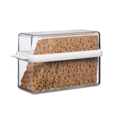 Transparente Stora-Dose mit weißem Griffrahmen und aufgesetzter Haube, gefüllt mit aufrecht stehenden rechteckigen Knäckebrotscheiben.