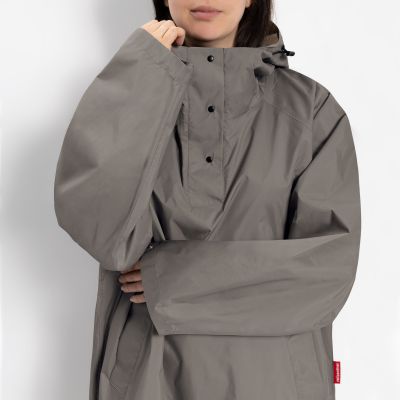 Detailaufnahme des hohen Kragens und der Kapuze des grauen Regenponchos