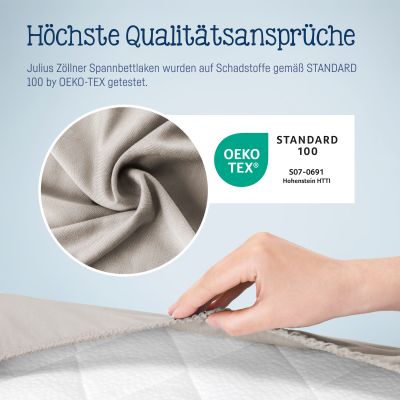 Darstellung des beigen Spannbettlakens mit Stoffdetail und OEKO-TEX Siegel neben einer Hand, die das Laken anheb