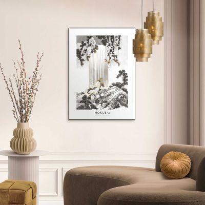 Das Wandbild „Hokusai Art“ in Schwarz-Weiß, 50 × 70 cm, hängt in einem eingerichteten Wohnraum und zeigt die Größenwirkung an der Wand.