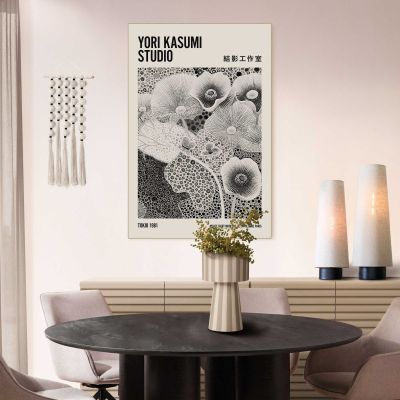 Das Wandbild „Yori Kasumi - black & white“ in Schwarz-Weiß, 90 × 60 cm, hängt in einem eingerichteten Wohnraum und zeigt die Größenwirkung an der Wand.