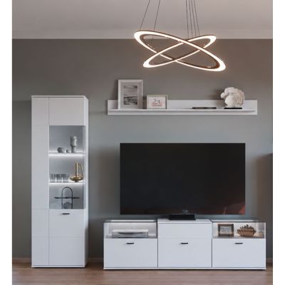 Moderne Wohnwand in Weiß mit beleuchteter Glasvitrine, TV-Lowboard und Wandboard in einem stilvoll eingerichteten Wohnzimmer