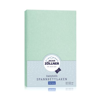 Verpackung des Julius Zöllner Babybett Spannbettlakens aus Jersey in Mint mit Etikett und Produktbeschreibung auf hellblauem Hintergrund