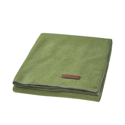 Decke Proflax Fleece in Waldgrün, 160 × 200 cm, sauber gefaltet mit sichtbarer Ziernaht am Rand und kleinem Textillabel.
