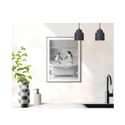 Das Wandbild „Penguin Party“ in Schwarz-Weiß, 30 × 40 cm, hängt in einem eingerichteten Wohnraum und zeigt die Größenwirkung an der Wand.