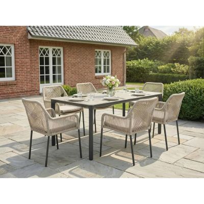 Mehrere Gartenstühle mit Tisch im Außenbereich auf einer Terrasse