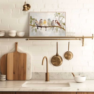 Das Wandbild „Botanical Birdies“ in Beige, 20 × 30 cm, hängt in einem eingerichteten Wohnraum und zeigt die Größenwirkung an der Wand.