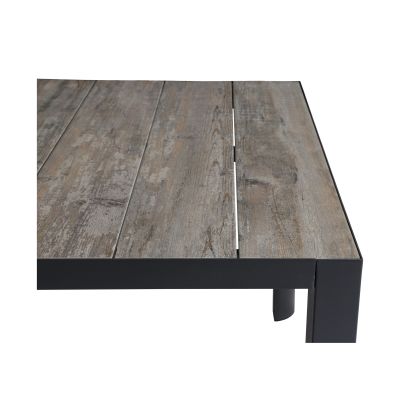 Nahaufnahme der Holzoptik der grauen Tischplatte mit sichtbarer Maserung.