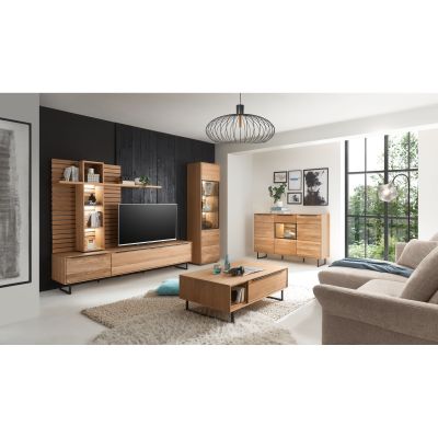 Couchtisch in Eiche mit Stauraum in einem Wohnzimmer mit passenden Eichenmöbeln, Sofa und Wohnwand.
